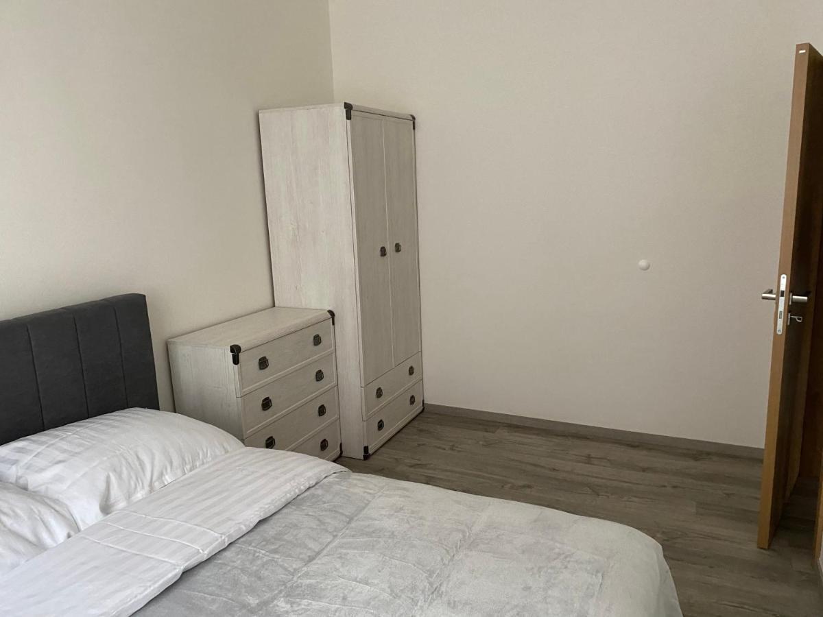 Klicperovo 3Kk Apartment ฮราเดตสคราโลเว ภายนอก รูปภาพ