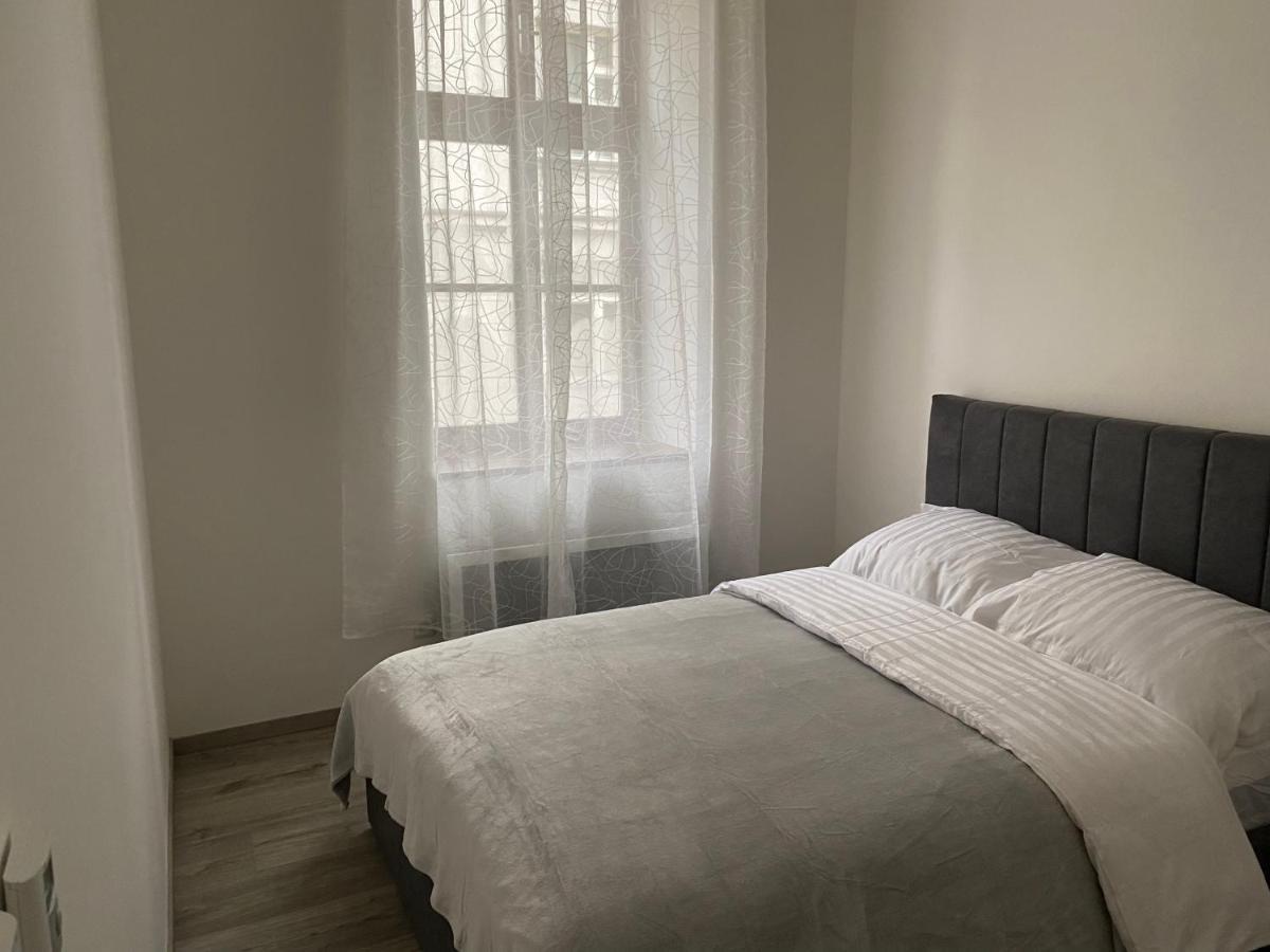 Klicperovo 3Kk Apartment ฮราเดตสคราโลเว ภายนอก รูปภาพ