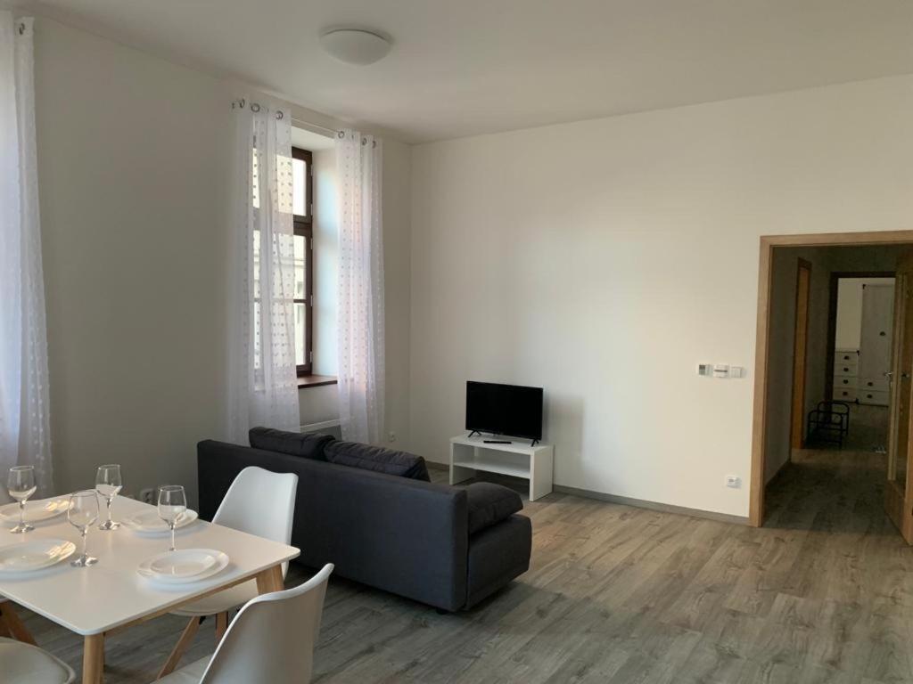 Klicperovo 3Kk Apartment ฮราเดตสคราโลเว ภายนอก รูปภาพ